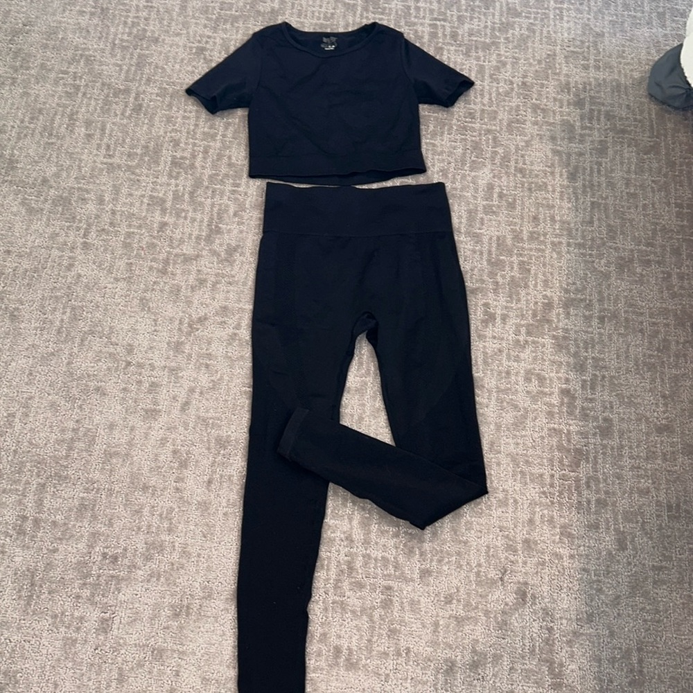 Women’s compression workout set with butt scrunch leggings